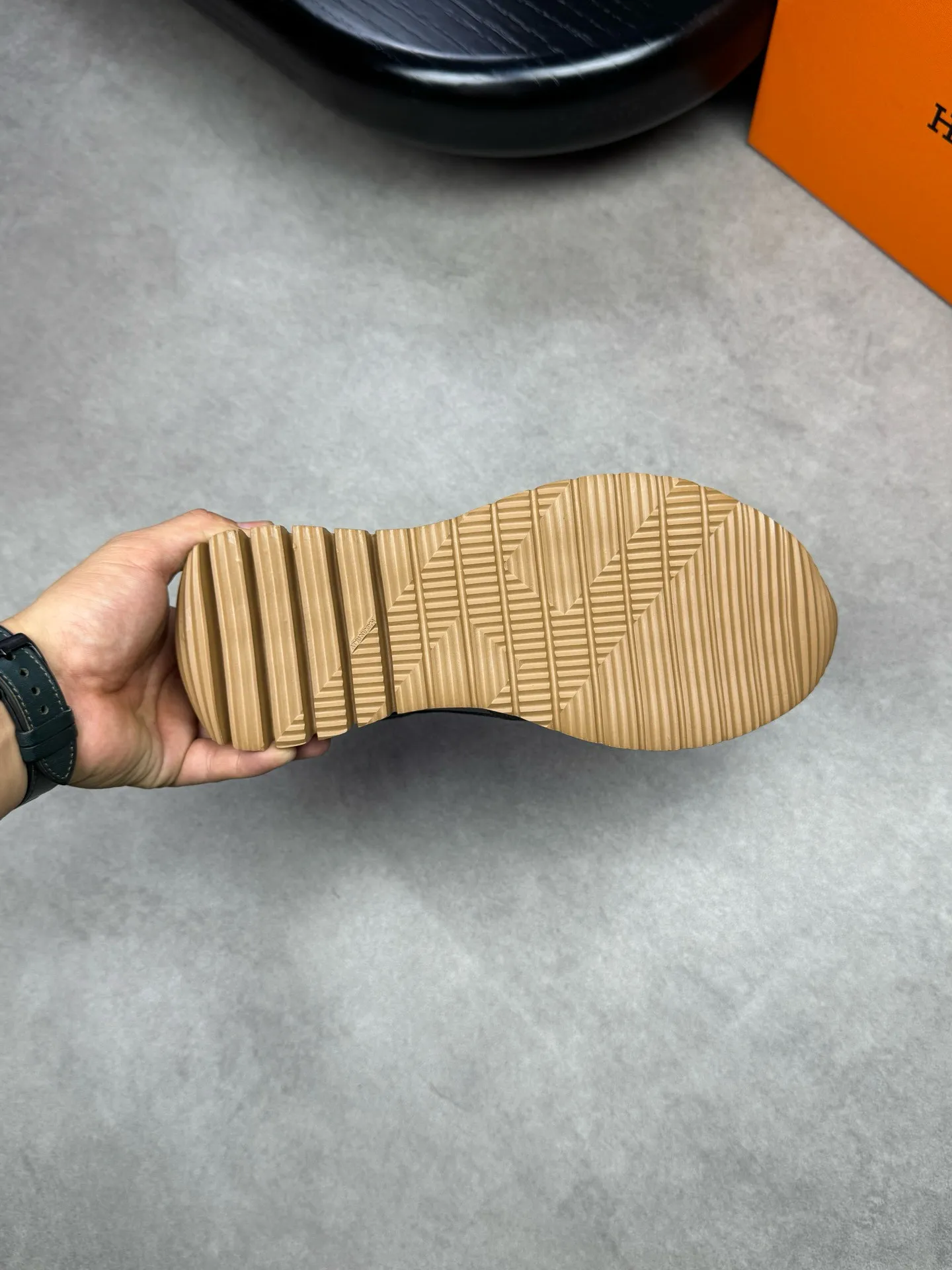 [HERMES] Hermes men's shoes 💰: 800💰 - High-end quality original items 🔍🔍🔍 casual sports shoes - Upper: 🔝 pebbled calfskin, suede calfskin, shoe body forged ´H´ totem, tongue webbing injection molded brand logo - Lining: brand canvas, foot pads; water-dyed cowhide -Outsole: Ultra-light T men's shoes 💰U foam; two-color molded outsole -Ultra-high quality control and fine workmanship: highlighted (high-end, extravagance, grade) -Size: 38-44 (45, can be customized)